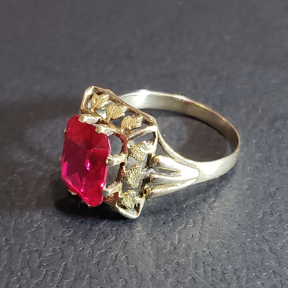 Elegant Antique Gold 14K Ring with Ruby